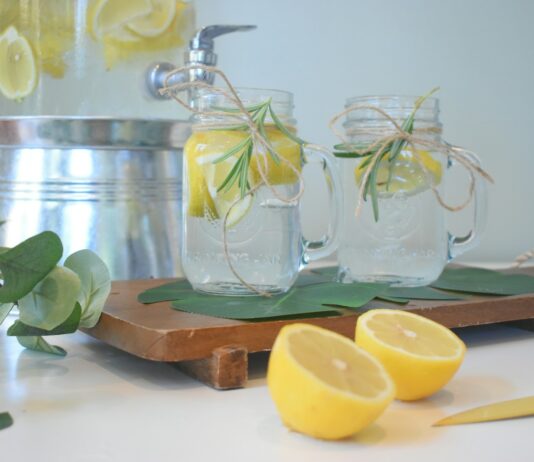 디톡스를 위한 건강한 음료 레시피 a couple of lemons sitting on top of a cutting board