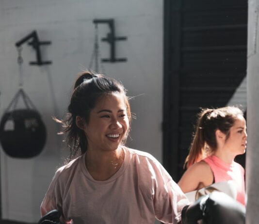 여름철 스포츠 활동 시 주의사항 woman in pink long sleeve shirt and black pants holding black kettle bell