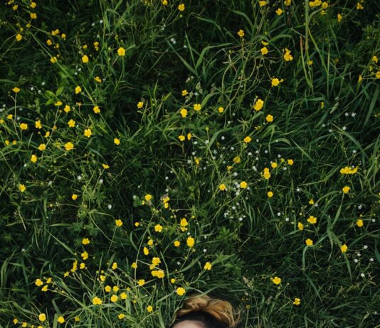 비 오는 날 운동, 정신 건강에도 좋다 woman lying on grassland