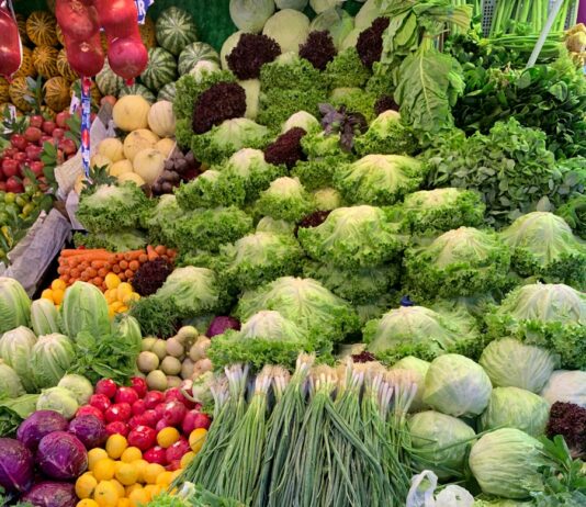 천연 재료로 만드는 건강 샐러드 green and yellow vegetables and fruits