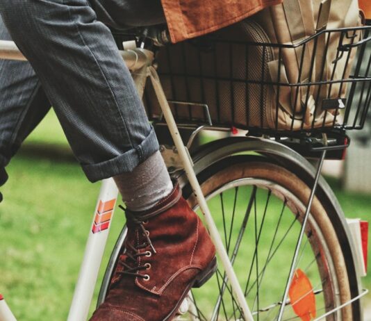 여름철 다이어트 중 효과적인 칼로리 소모 운동 person wears brown suede dress shoe