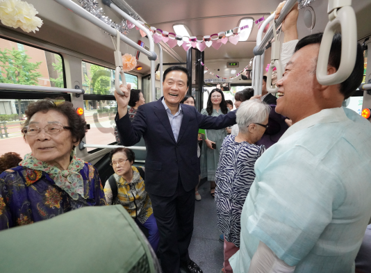 성북구, 교통약자 무료 서틀버스 교체 완료… 첫날 시승에 이승로 구청장 점검 나서