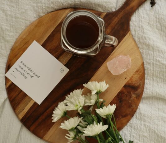 정신 건강과 사회적 관계: 긍정적 연결의 중요성 clear glass mug