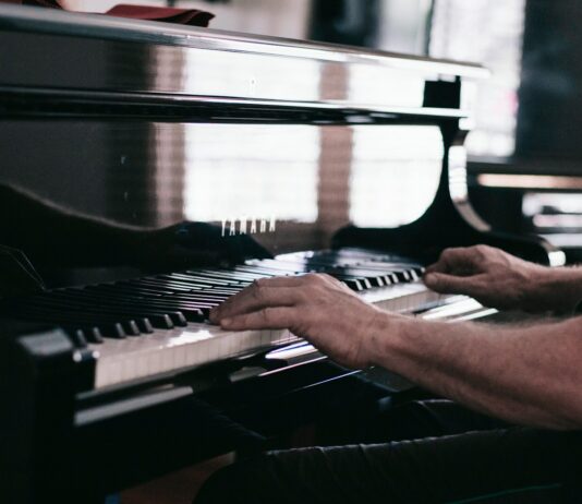 정신 건강을 위한 취미 생활의 중요성 person playing piano