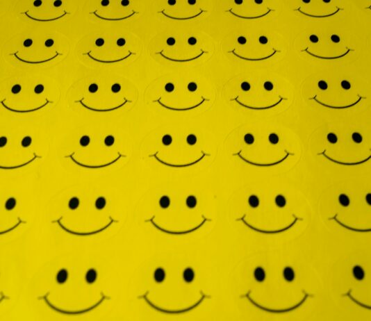 정신적 회복력과 긍정적 사고 yellow and black heart print textile