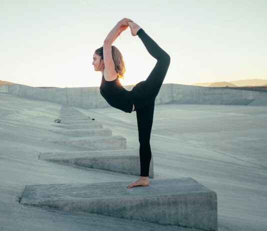 필라테스로 유연성 향상, 몸의 균형 잡기 shallow focus photo of woman in black sleeveless shirt doing yoga
