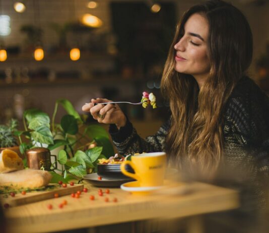 체중 유지의 비결: 지속 가능한 관리 전략 woman holding fork in front table