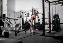 운동으로 스트레스를 줄이고 정신 건강을 증진시키는 비결 man in orange tank top and black shorts doing exercise