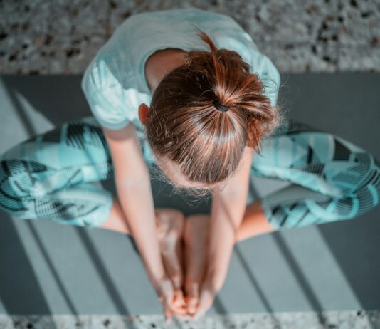 필라테스, 운동 초보자도 쉽게 시작할 수 있는 이유 girl in teal t-shirt lying on white and black stripe bed