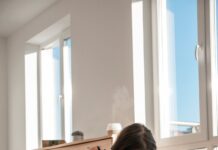 필라테스를 통해 겨울철 근육 긴장 완화하기 a woman doing a plank exercise on a yoga mat