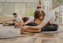 건강한 삶을 위한 첫걸음, 필라테스와 요가의 놀라운 효과 a group of people doing yoga in a room