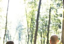 부모님과의 관계를 개선하는 방법 man and woman holding hands together with boy and girl looking at green trees during day