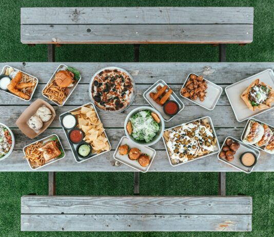 건강한 생활을 위한 식단과 운동의 상호작용 assorted-variant of food lot