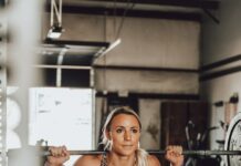 자세 개선과 근력 강화에 효과적인 허리 건강을 위한 운동 a person in a gym