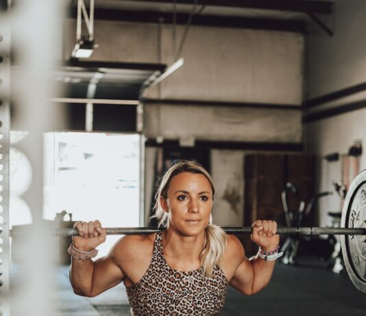 자세 개선과 근력 강화에 효과적인 허리 건강을 위한 운동 a person in a gym