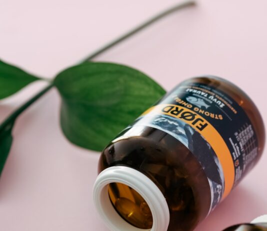 정신 건강에 좋은 음식과 운동 a close up of a bottle of pills next to a plant