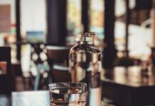 물이 신체에 주는 영향 clear drinking glass on table