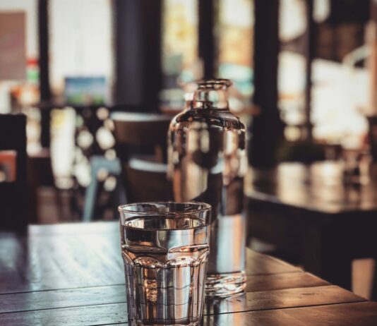 물이 신체에 주는 영향 clear drinking glass on table