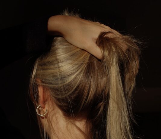 “두피가 간지럽고 머리카락이 얇아졌어요”… 여름철 ‘두피 열’이 탈모 부른다 a woman with her hair in a bun