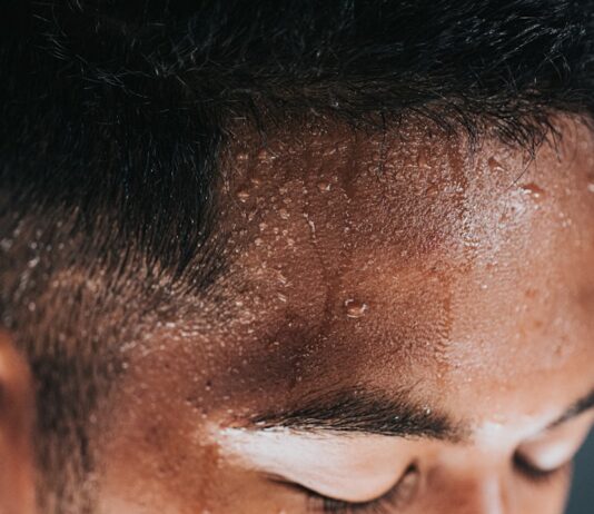 “땀이 너무 많이 나요”…초여름 ‘다한증’ 관리법 mans face in close up