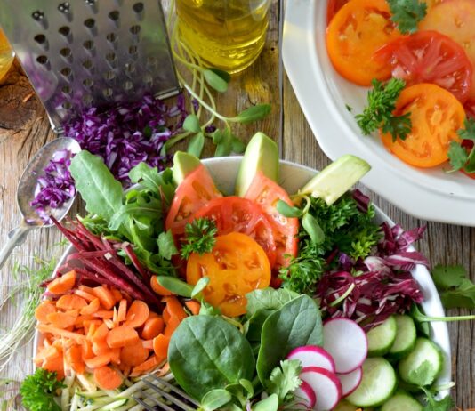 식단 개선을 통한 건강 증진: 현실적이고 효과적인 방법 close-up photo of vegetable salad