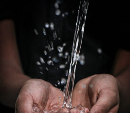 “물 많이 마시는데 왜 변비일까요?”…초여름 장 건강에 숨은 변수 pouring water on person's hands