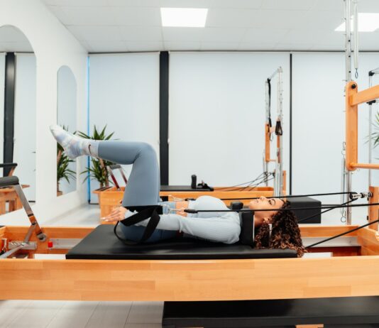 몸과 마음을 강화하는 필라테스 a woman is doing a pivot on a pivot machine