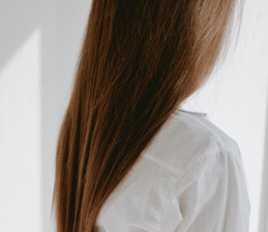 건강한 머릿결을 위한 생활 속 헤어 관리법 woman in white dress shirt