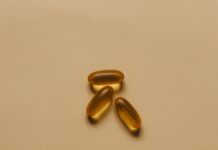 바쁜 직장인, 건강 지키는 일상 속 작은 습관이 중요하다 a group of objects on a surface