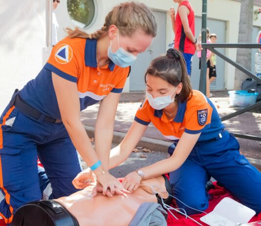 “요즘 자꾸 숨이 가빠요”… 심장이 보내는 ‘조용한 경고’를 아시나요? woman in blue t-shirt and blue pants holding baby