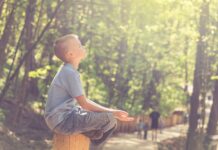 현대인의 건강을 지키는 영양과 보충제, 꼭 필요한 이유는? man in blue t-shirt and brown pants sitting on brown wooden seat during daytime