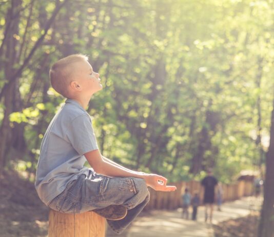 현대인의 건강을 지키는 영양과 보충제, 꼭 필요한 이유는? man in blue t-shirt and brown pants sitting on brown wooden seat during daytime