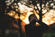 스트레스, 이렇게 관리하세요! 일상 속 실천 가능한 스트레스 해소법 man wearing black long-sleeved shirt