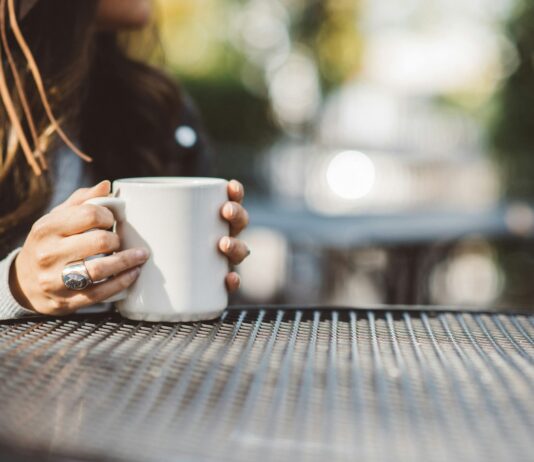일상 속 작은 변화가 만드는 큰 차이, MZ세대가 주목하는 ‘마이크로 휴식’과 정신건강 person holding white ceramic mug