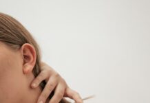 불안이 몸에 새기는 긴장 각인: 목·어깨 통증의 정서적 기원 woman in white dress shirt