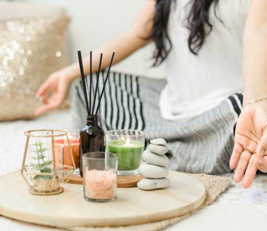 일상 속 웰니스 문화가 바꾸는 건강 트렌드… 쉽게 시작하는 실천법 woman in white tank top holding black chopsticks