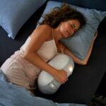 꿀잠을 부르는 생활 루틴, 이제는 ‘슬립테크’와 함께 woman in white tank top lying on bed