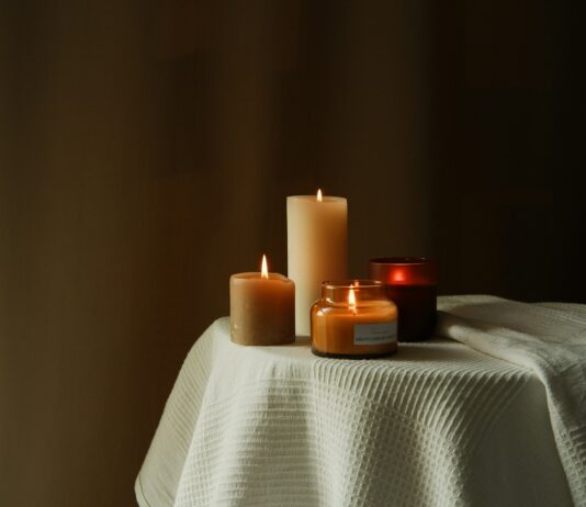 일상 속 대체요법, 건강을 위한 새로운 선택지로 주목받다 three lit candles sitting on a white table cloth