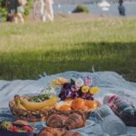 “보여주기식 바디프로필은 가라”… 지속 가능한 건강을 찾는 ‘헬시 플레저’ a picnic blanket with food and drinks on it