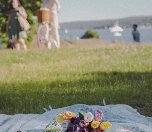 “보여주기식 바디프로필은 가라”… 지속 가능한 건강을 찾는 ‘헬시 플레저’ a picnic blanket with food and drinks on it