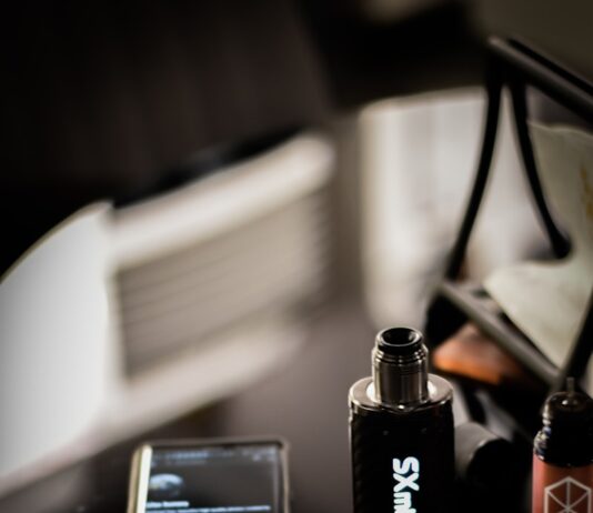 만성피로, 생활 속 ‘겹겹 피로’ 해소법 찾기 a cell phone sitting on top of a table