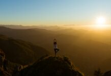 웰니스 문화, 일상 속에 자리 잡다…작은 실천으로 건강한 변화 이끌어 woman stretching on mountain top during sunrise