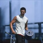 ‘근육 건강’…일상 속 작지만 강한 변화로 실천하기 Man lifting weights at an outdoor gym.