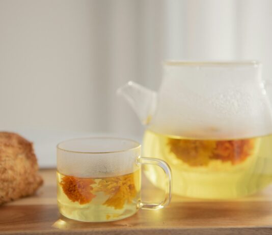 “바쁜 일상 속 건강 챙기기, 작은 습관이 만드는 큰 변화” clear glass pitcher with yellow liquid