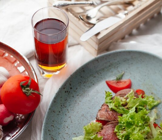 ‘대체요법’, 일상 속 건강 관리의 새로운 트렌드로 자리매김 meat with sliced vegetables on plate
