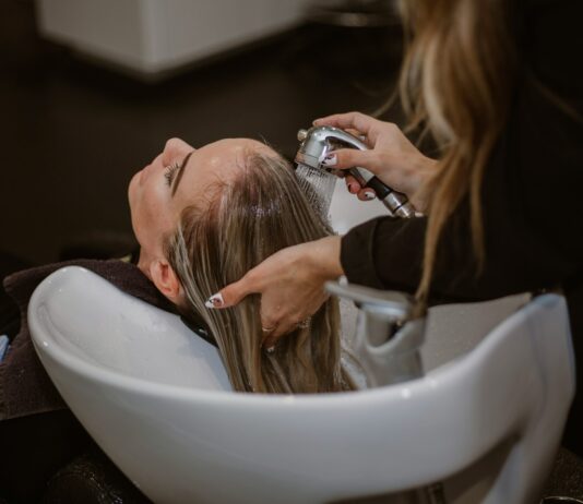“두피부터 모발까지, 일상 속에서 실천하는 건강한 헤어 관리법” a woman getting her hair cut by a hair stylist