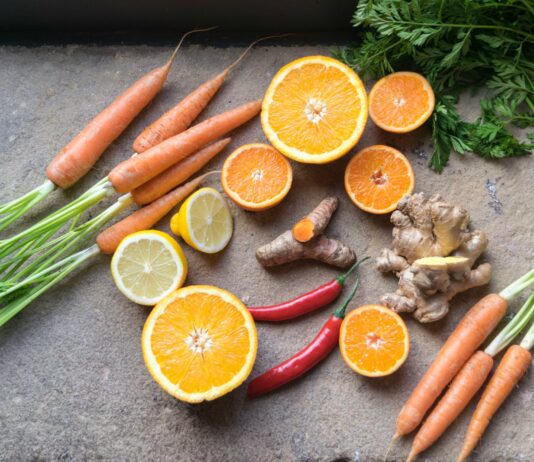 “마음챙김 식사법, 건강한 식습관의 새로운 열쇠” sliced orange fruit beside green and orange vegetable