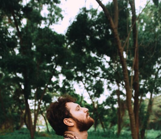 뇌 건강, 일상 습관부터 지킨다… ‘두뇌 활력 루틴’ 실천법 주목 man standing near tree