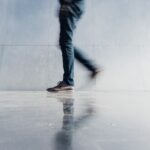 짧고 굵게! 요즘 뜨는 ‘마이크로 운동’, 바쁜 직장인들도 쉽게 실천 person wearing blue denim jeans beside gray wall