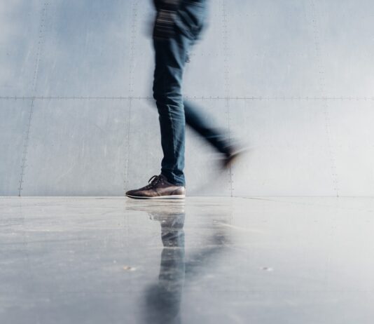 짧고 굵게! 요즘 뜨는 ‘마이크로 운동’, 바쁜 직장인들도 쉽게 실천 person wearing blue denim jeans beside gray wall
